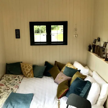 Beds Of Silk * Labasheeda